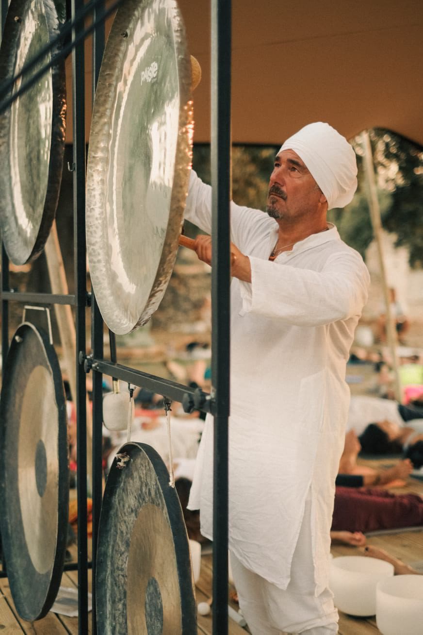 Angelo suona il gong / Angelo playing the gong