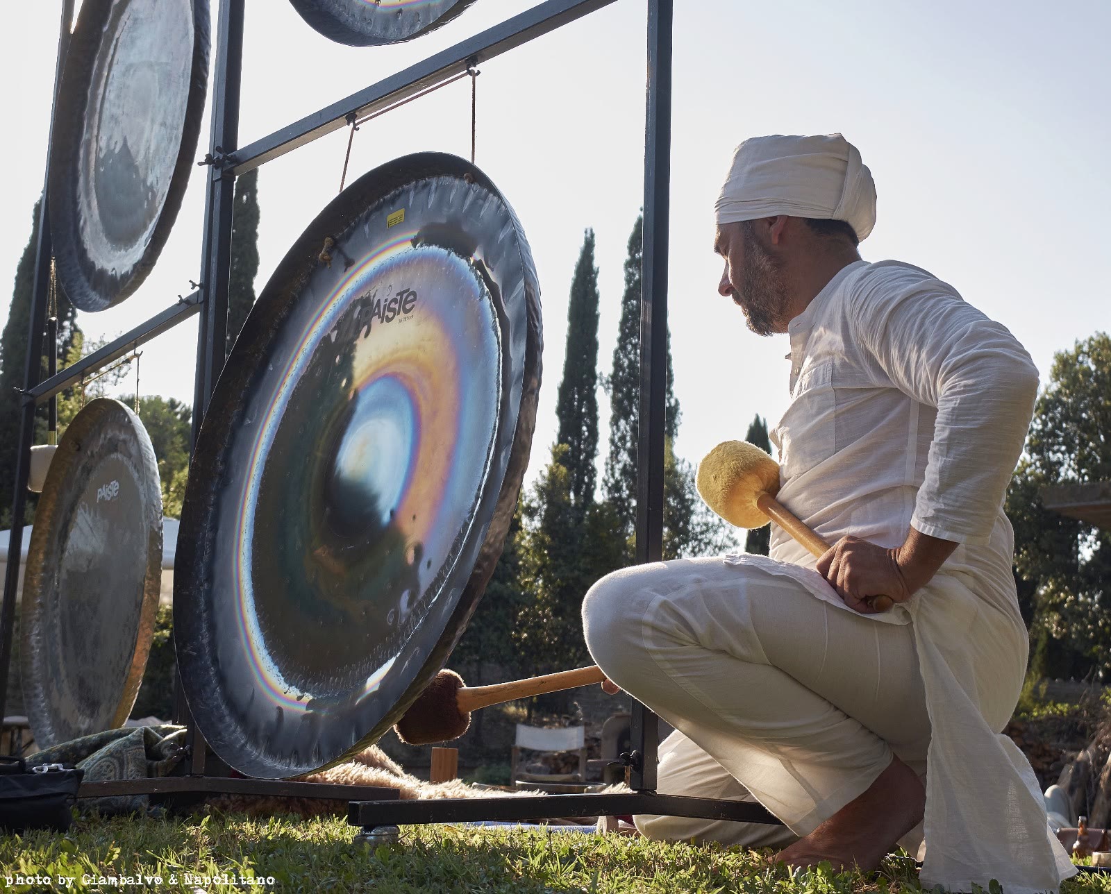 Angelo suona il gong tra i cipressi / Angelo playing the gong among cypress trees